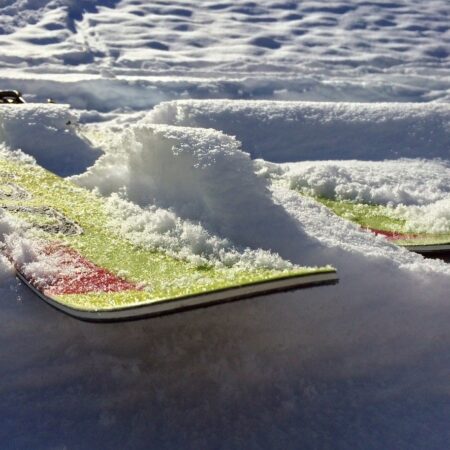 Schneepräparierung der Schanze beim Skispringen